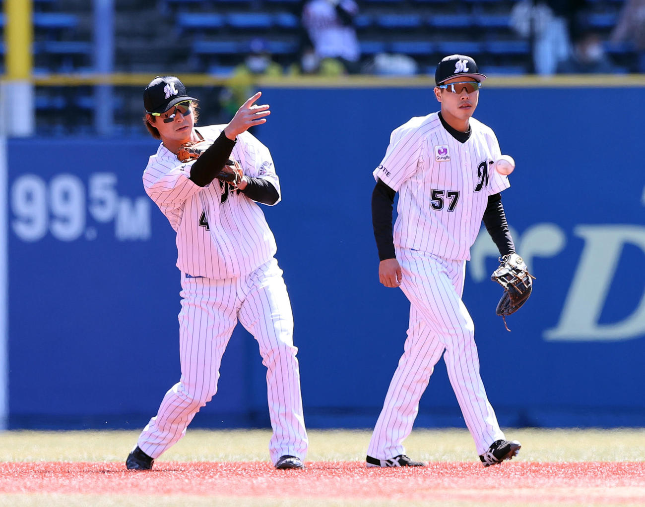 遊撃手の位置で練習するロッテ藤岡（左）と小川（2021年3月14日撮影）