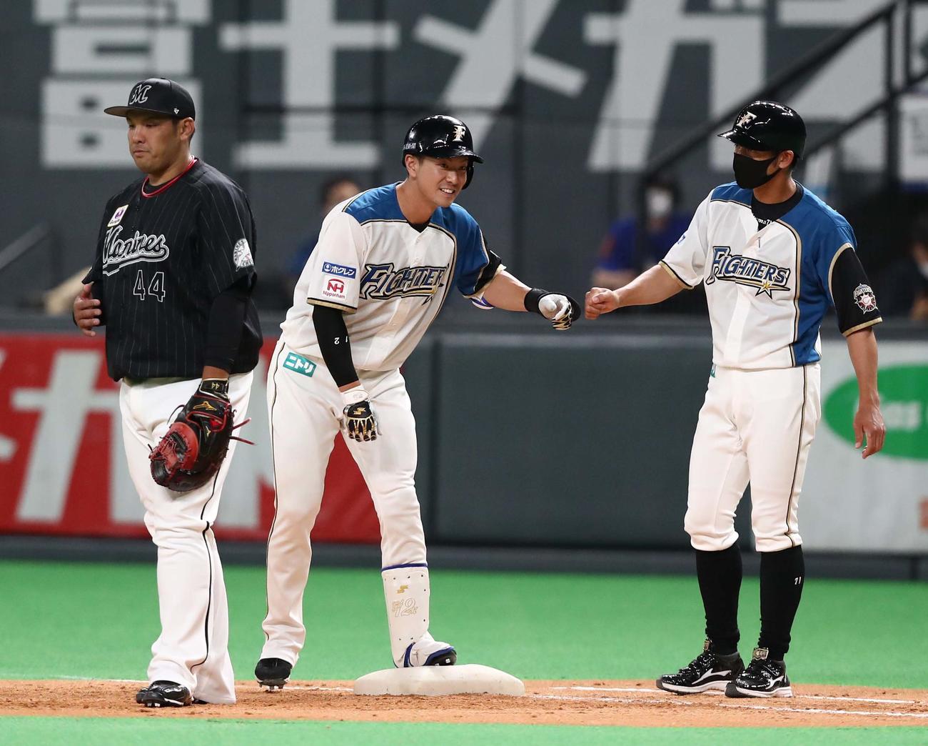 日本ハム対ロッテ　4回裏日本ハム2死一、三塁、左前適時打を放つ松本剛（撮影・黒川智章）