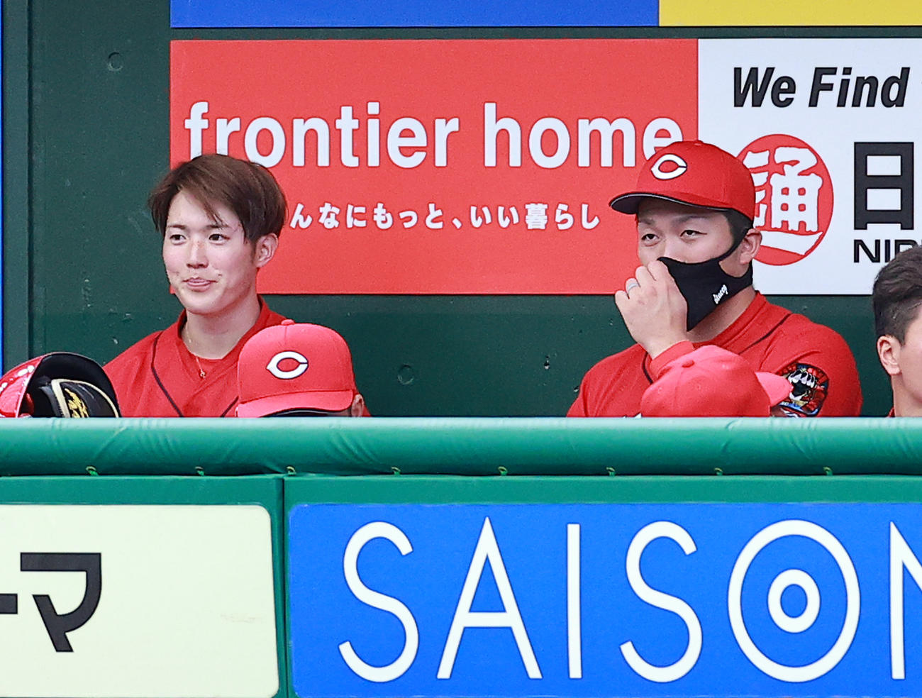 西武対広島　試合中、ベンチで話す森下（左）と鈴木誠（撮影・浅見桂子）
