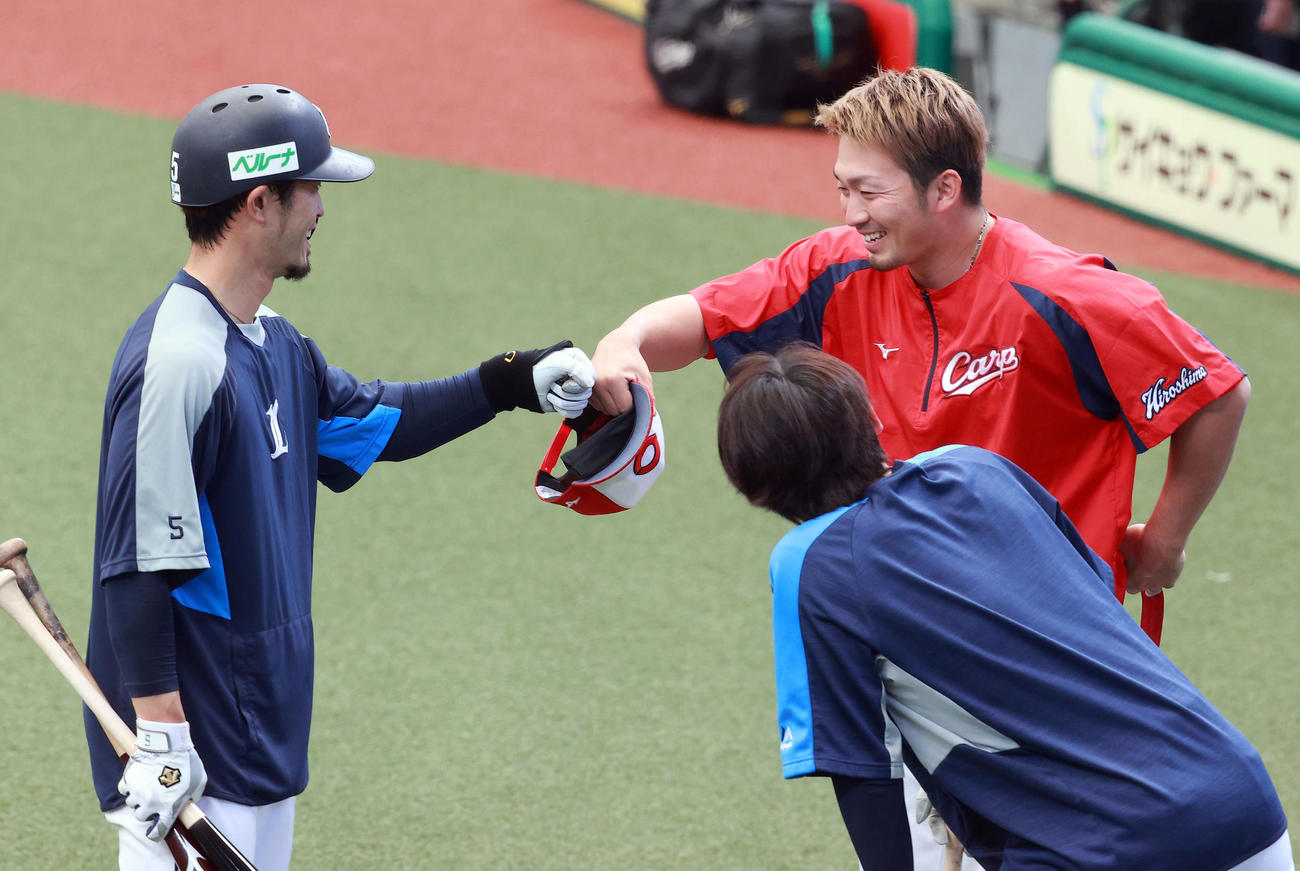 西武対広島　試合前、グータッチする広島鈴木誠（右）と西武外崎（撮影・浅見桂子）