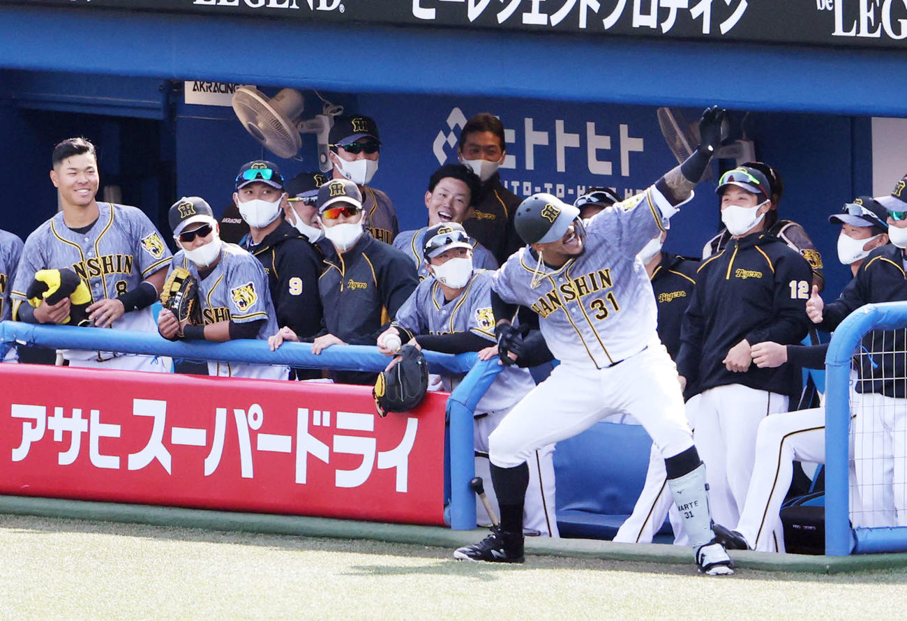 ヤクルト対阪神　4回表阪神1死、左越え本塁打を放ちベンチで喜ぶマルテ（撮影・野上伸悟）