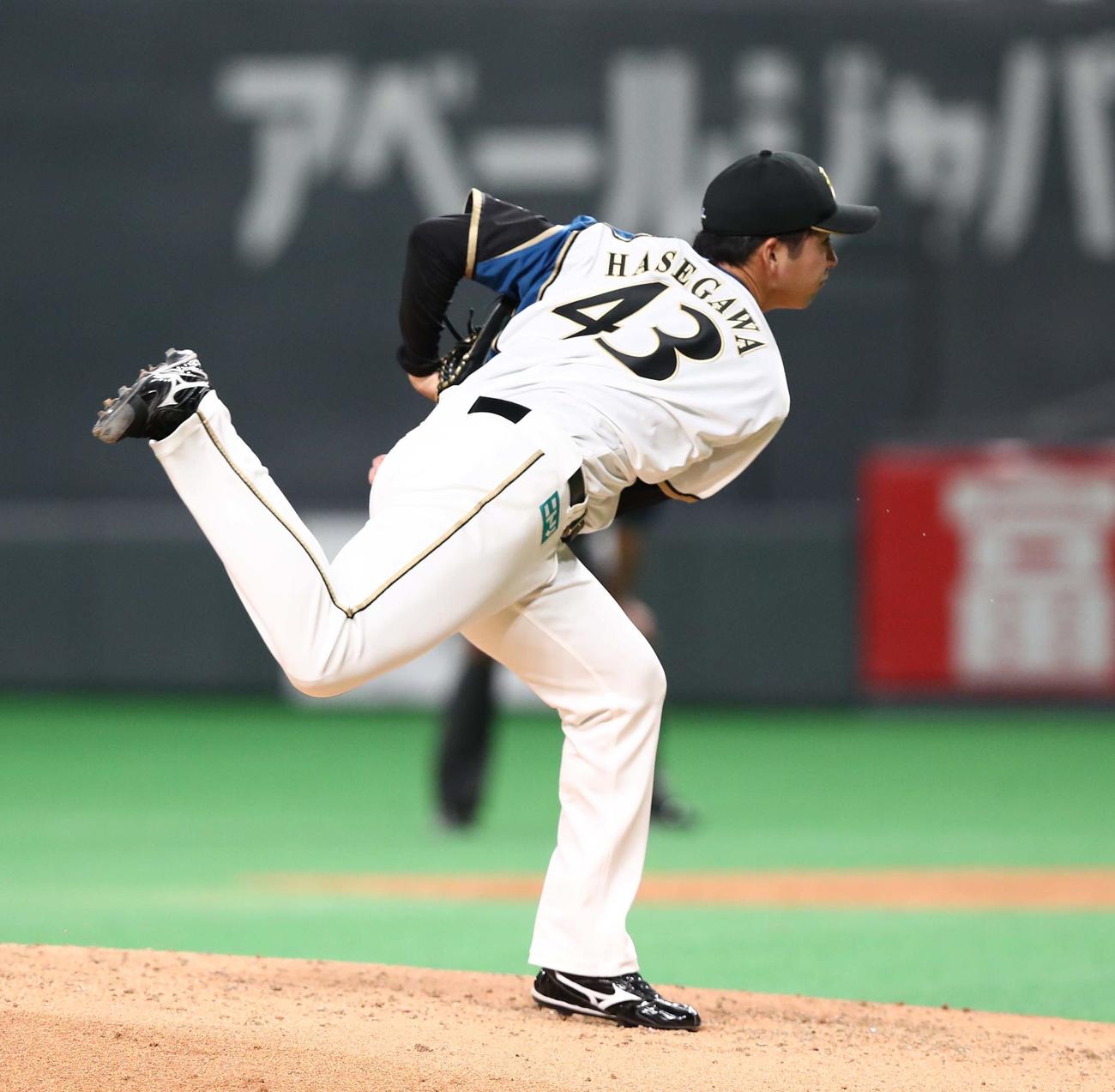 日本ハム対ロッテ　7回に登板の長谷川（撮影・黒川智章）