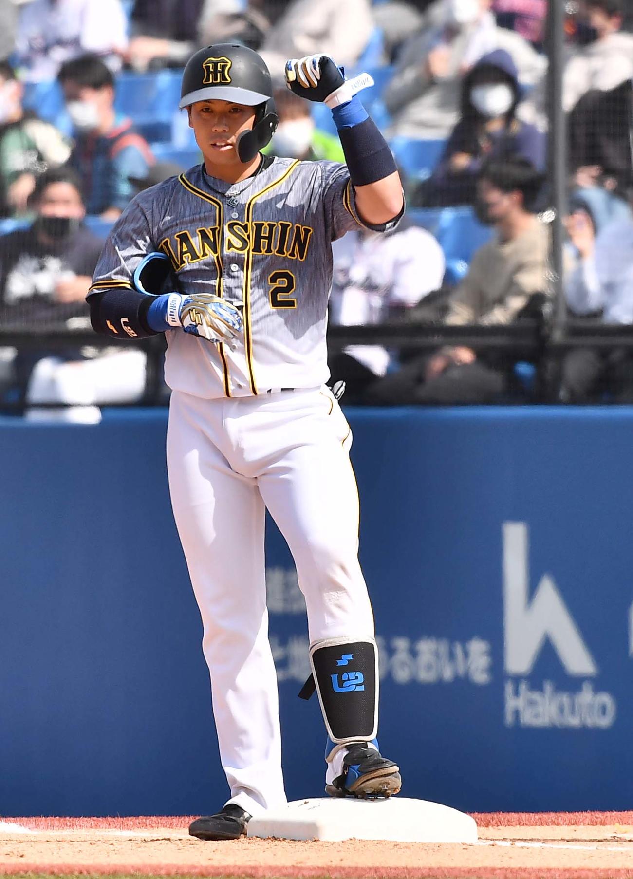 ヤクルト対阪神　2回表阪神1死満塁、梅野は右先制2点適時打を放ちガッツポーズ（撮影・上田博志）