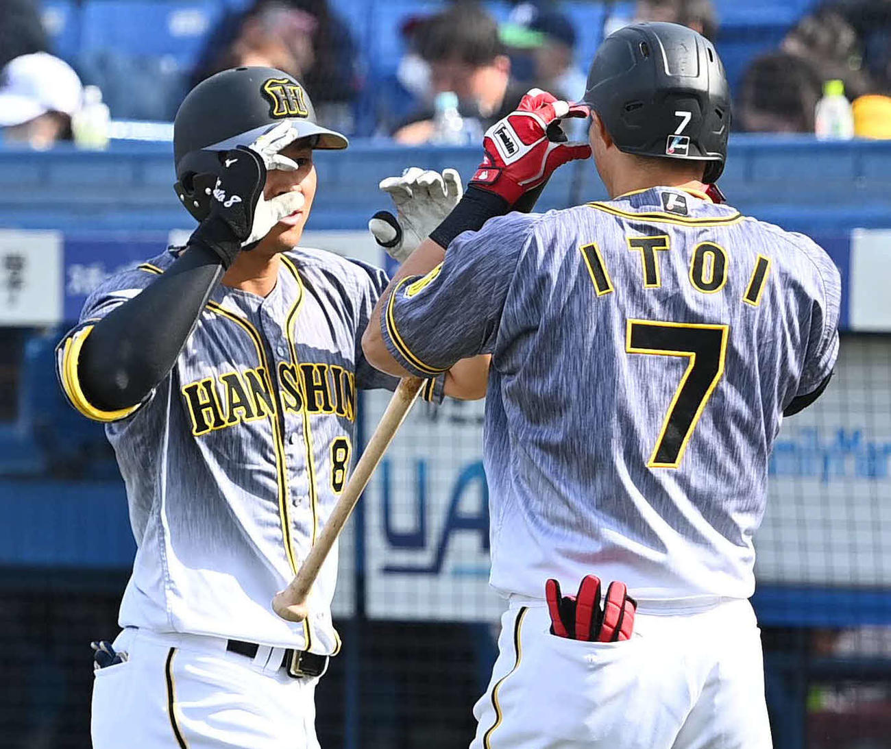 ヤクルト対阪神　4回表阪神2死一塁、右越えヤクルト対阪神　4回表阪神2死一塁、2点本塁打の佐藤輝（左）は、糸井にサングラスポーズで迎えられる（撮影・上田博志）