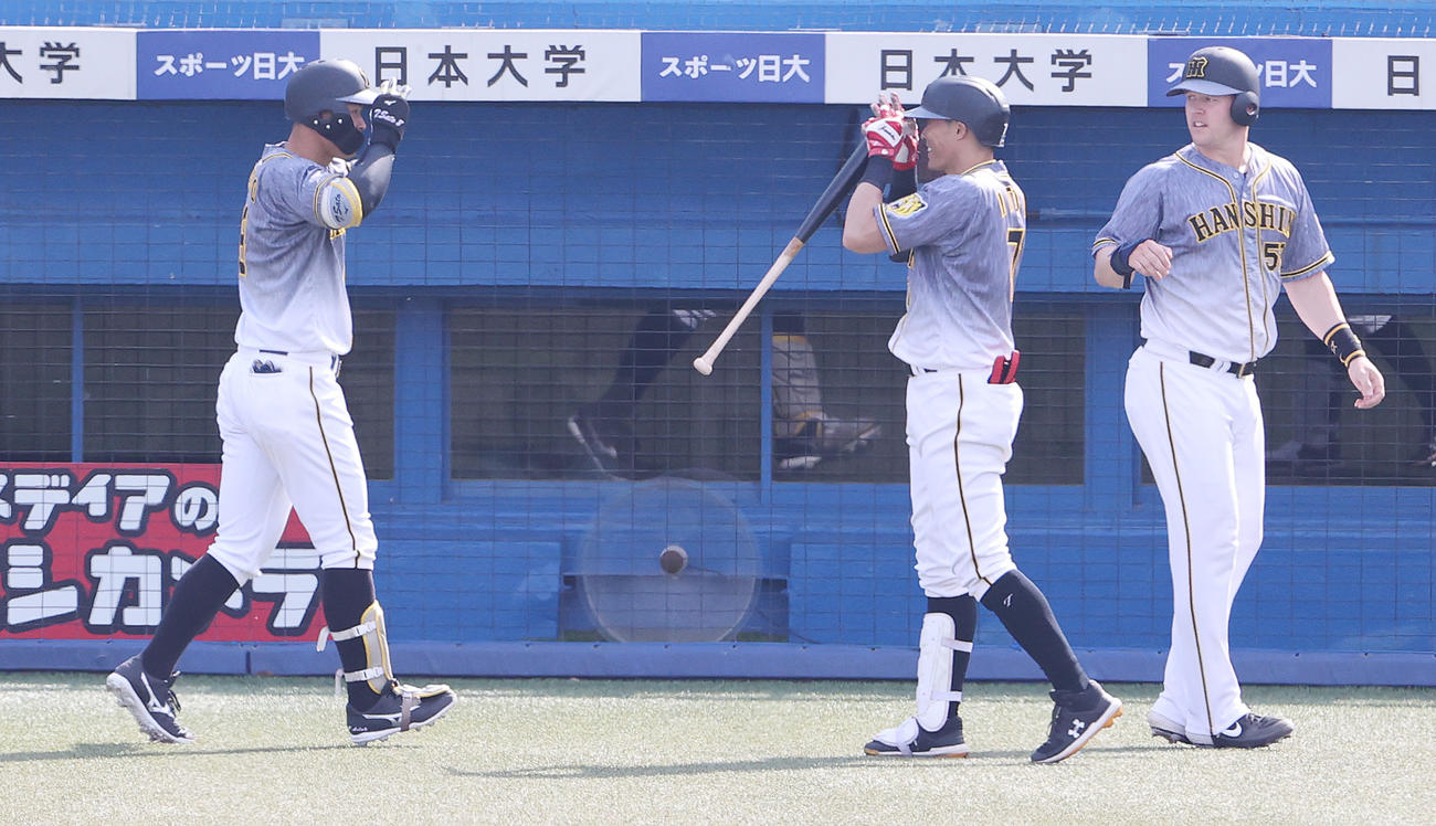 ヤクルト対阪神　4回表阪神2死一塁、右越え2点本塁打を放った佐藤輝（左）は、糸井とポーズを決める。右はサンズ（撮影・野上伸悟）