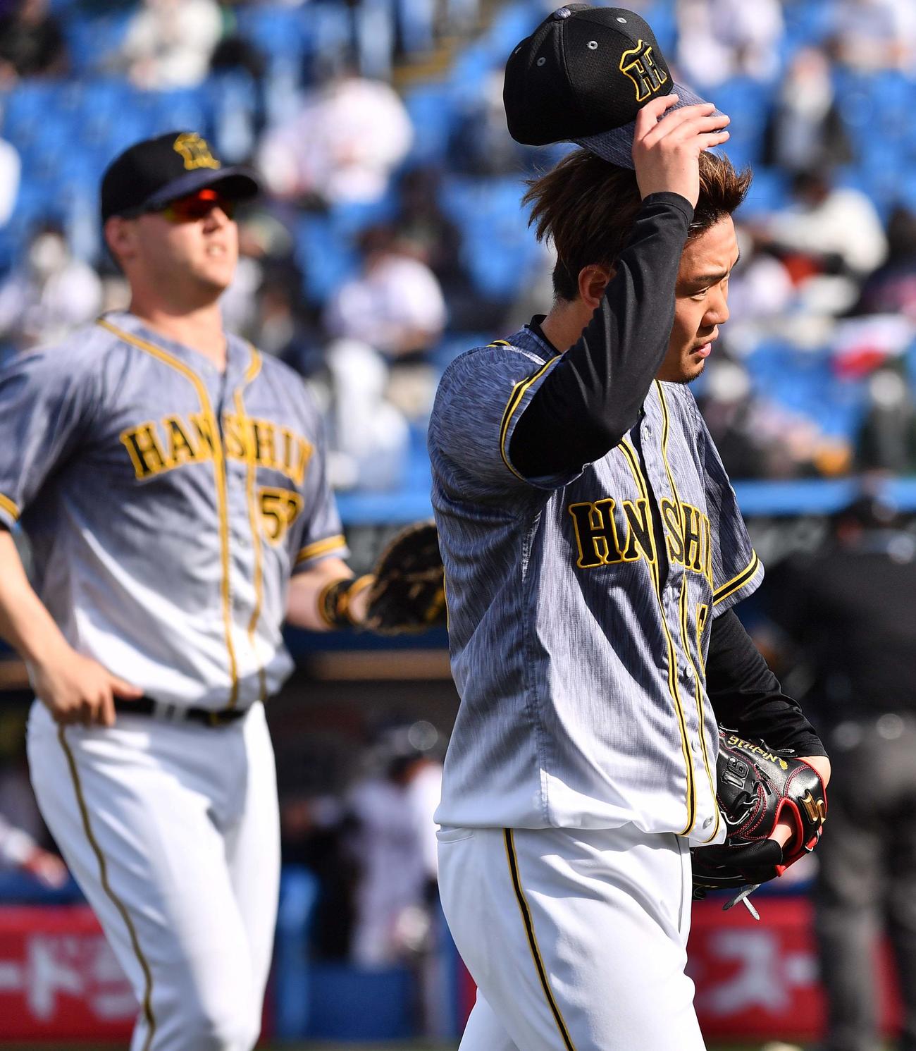ヤクルト対阪神　4回に2失点し厳しい表情でベンチに引き揚げる西勇（撮影・上田博志）