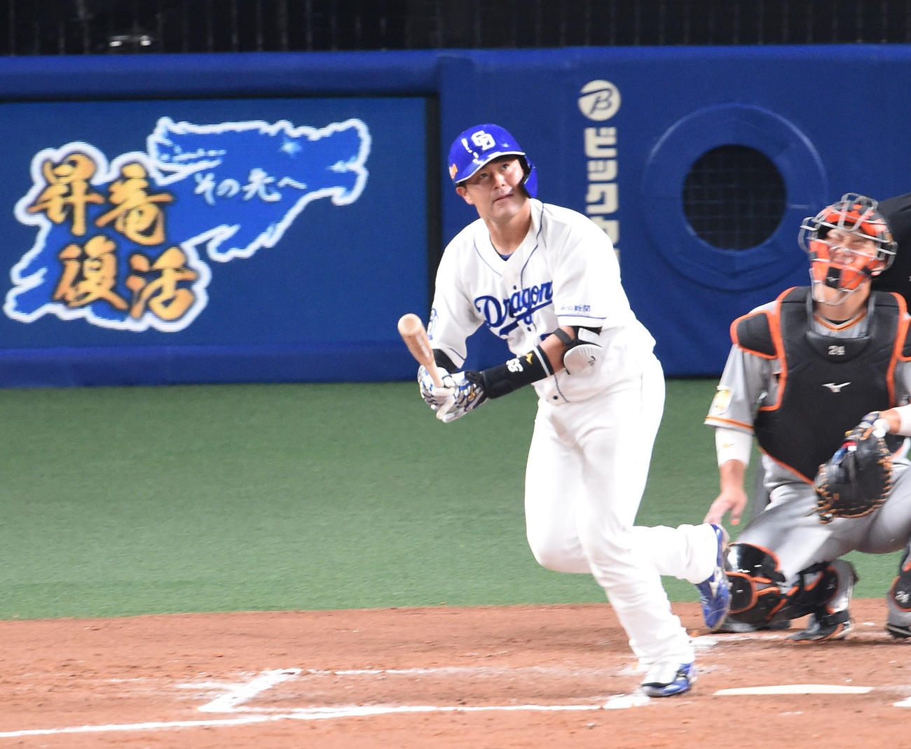オープン戦・中日対巨人　2回裏中日2死一塁、左越え2点本塁打を放った木下拓哉（撮影・森本幸一）
