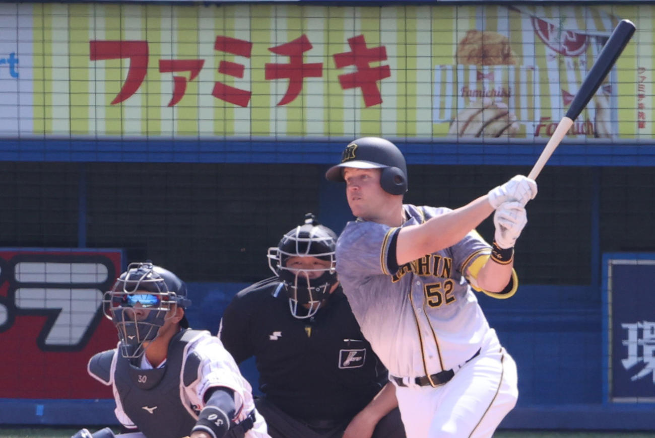 ヤクルト対阪神　2回表阪神無死一塁、右前打を放つサンズ（撮影・野上伸悟）