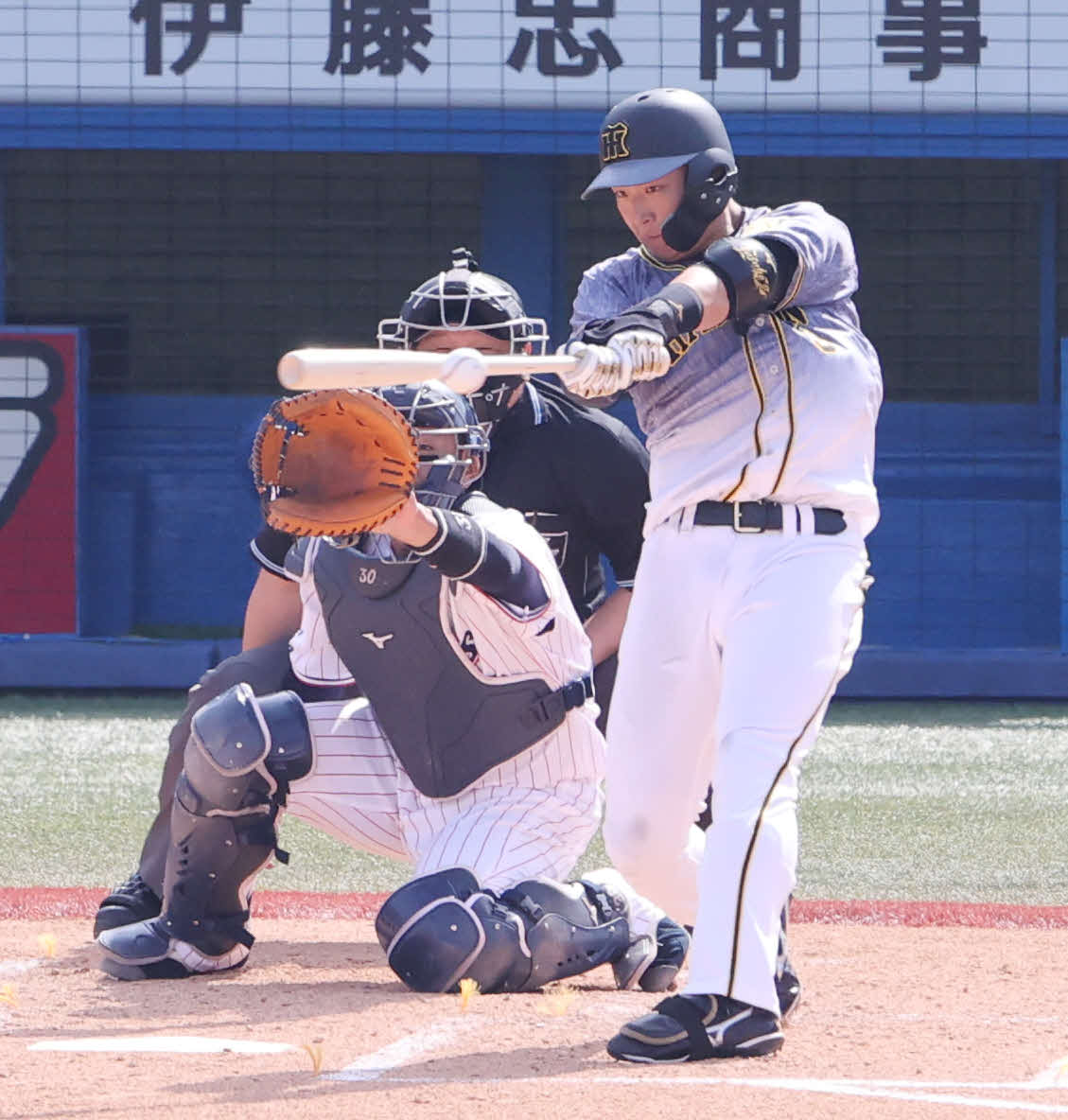 ヤクルト対阪神　3回表阪神無死一、二塁、スアレスから左前適時打を放つ大山（撮影・野上伸悟）