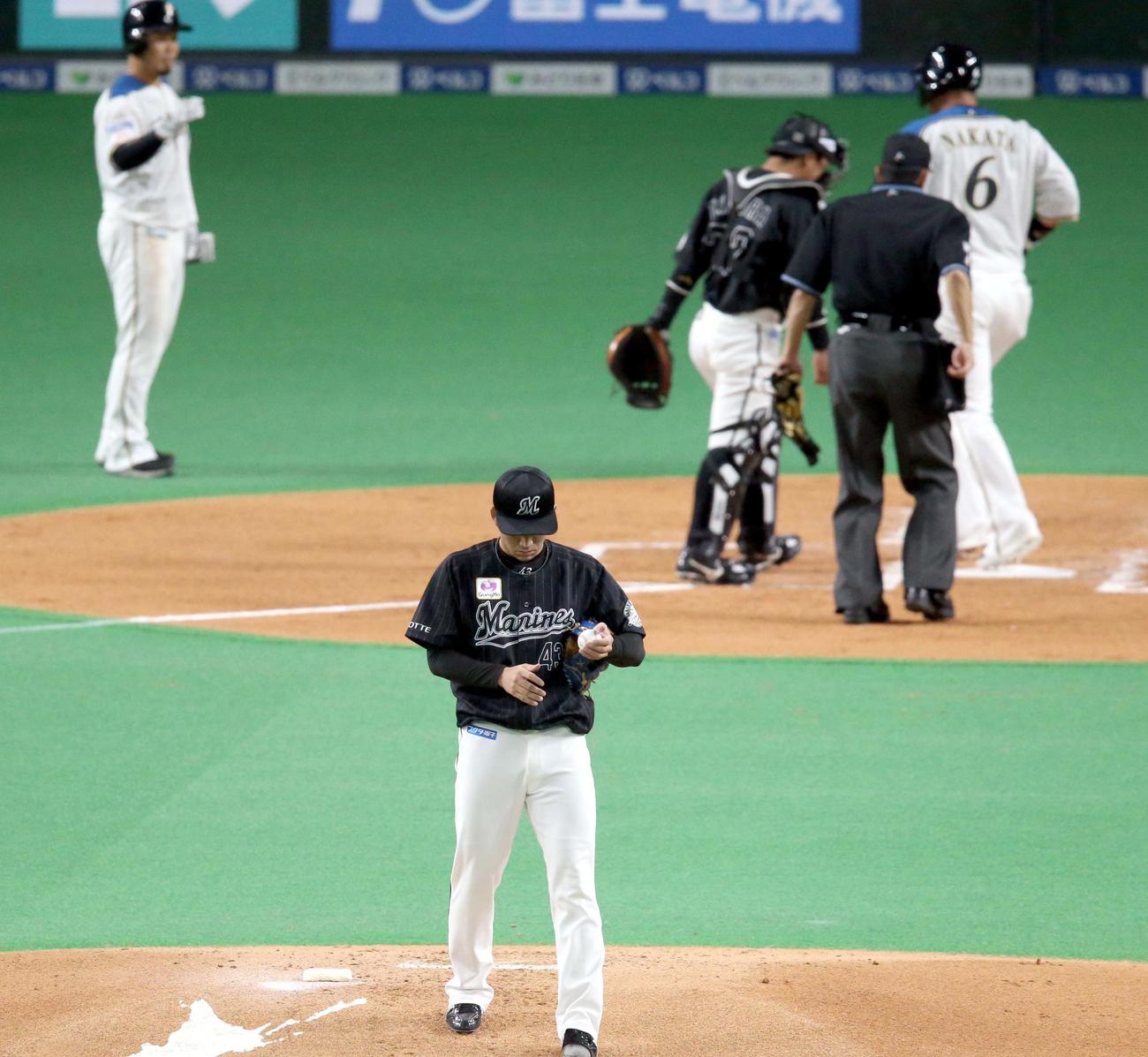 日本ハム対ロッテ　1回裏日本ハム2死一塁、中田に先制となる左越え2点本塁打を浴びるロッテ小島（撮影・佐藤翔太）