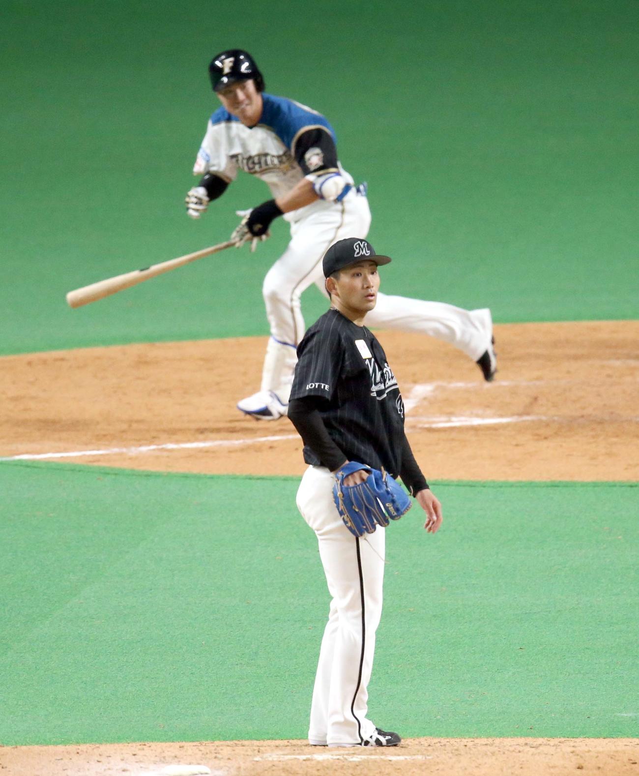 日本ハム対ロッテ　4回裏日本ハム2死一、三塁、松本剛に左前適時打を打たれるロッテ小島（撮影・佐藤翔太）