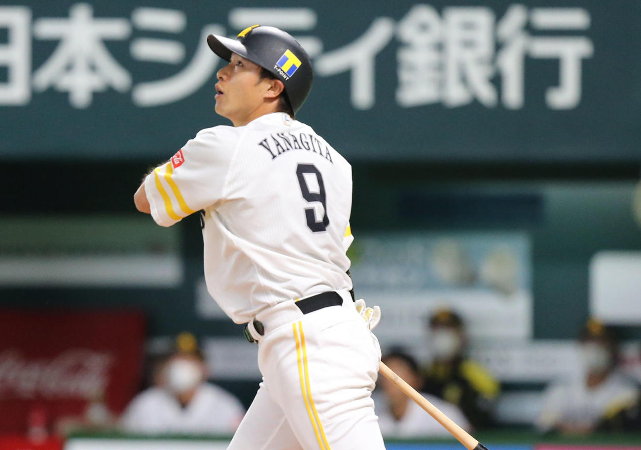 ソフトバンク対DeNA 2回裏ソフトバンク無死、左飛に倒れる柳田悠岐（撮影・屋方直哉）
