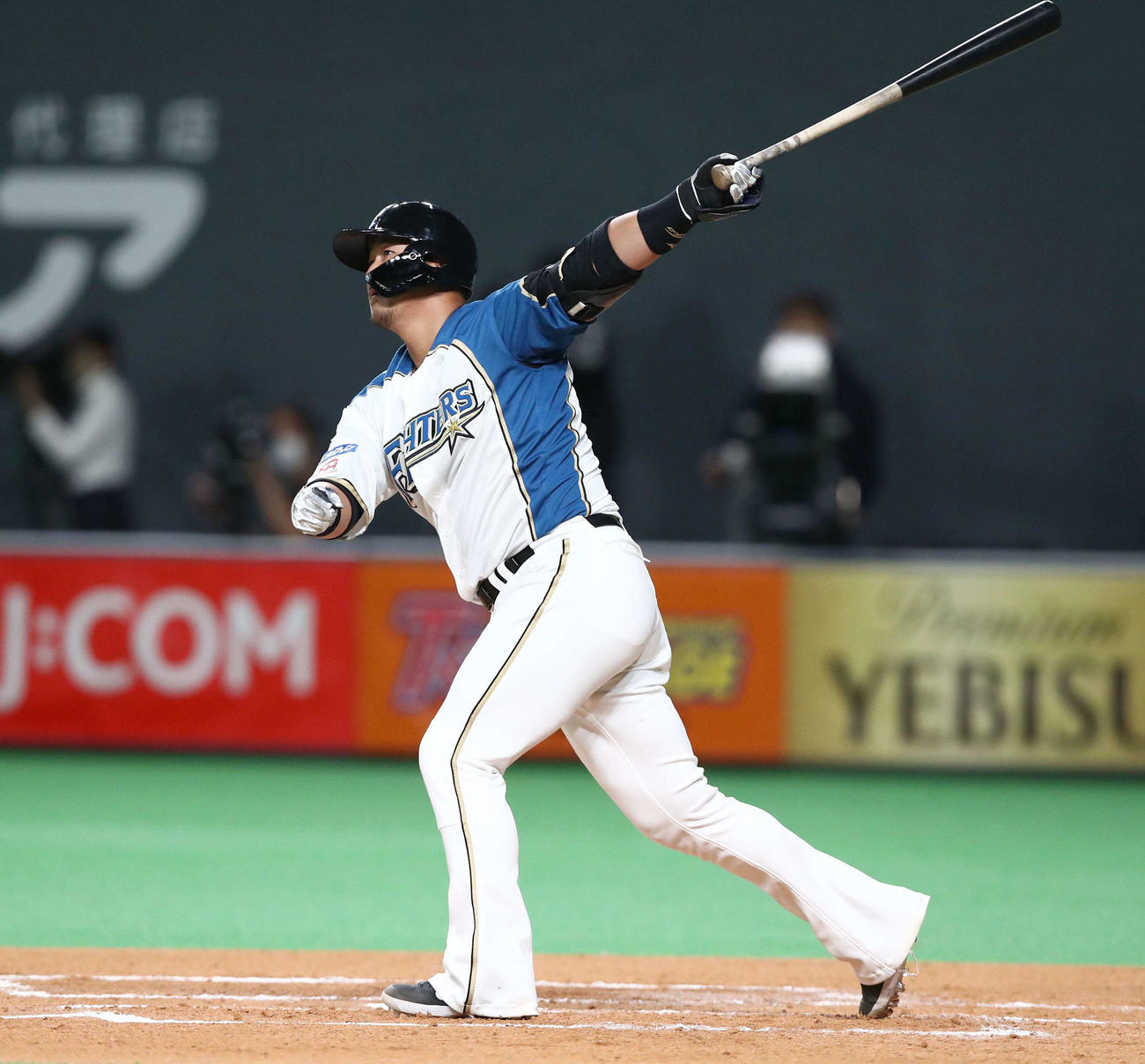 日本ハム対ロッテ　1回裏日本ハム2死一塁、先制左越え2点本塁打を放つ中田（撮影・黒川智章）