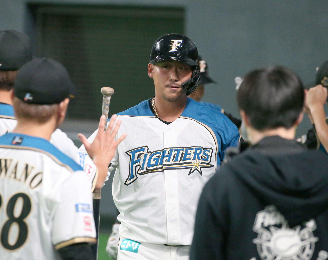 日本ハム対ロッテ　1回裏日本ハム2死一塁、左越え2点本塁打を放ち、ナインに迎えられる中田（中央）（撮影・黒川智章）