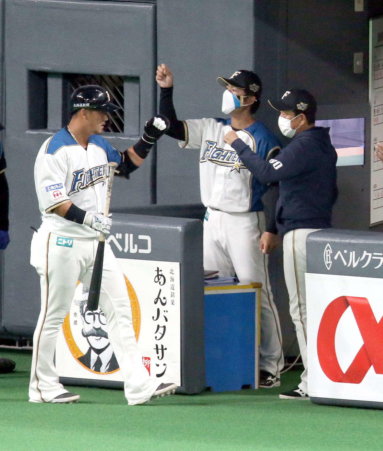 日本ハム対ロッテ　1回裏日本ハム2死一塁、先制となる左越え2点本塁打を放った中田（左）を出迎える栗山監督（撮影・佐藤翔太）
