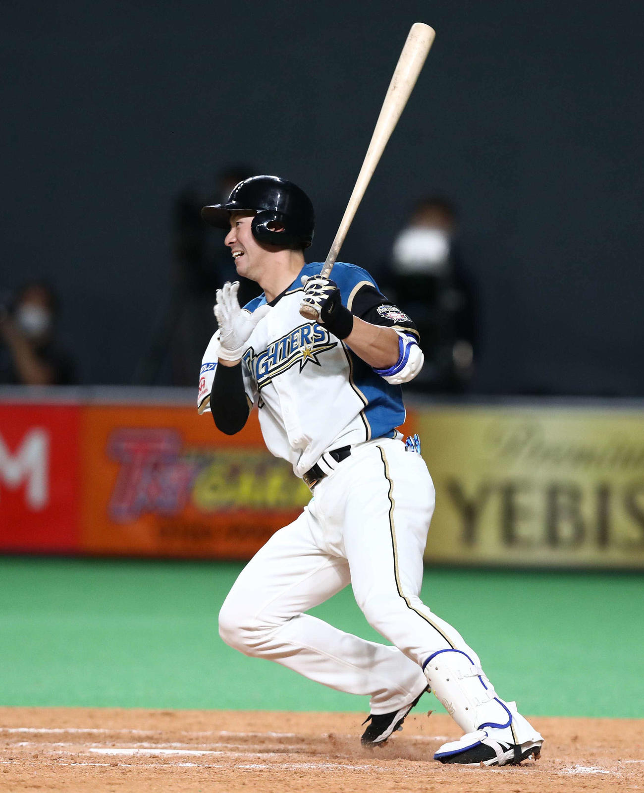 日本ハム対ロッテ　4回裏日本ハム2死一、三塁、左前適時打を放つ松本剛（撮影・黒川智章）