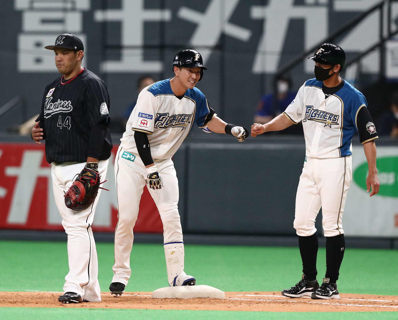 日本ハム対ロッテ　4回裏日本ハム2死一、三塁、左前適時打を放つ松本剛（撮影・黒川智章）