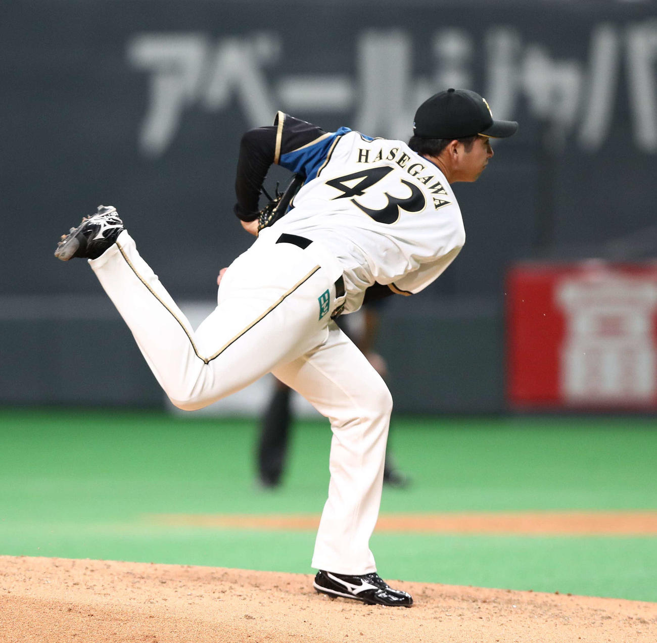 日本ハム対ロッテ　7回に登板の長谷川（撮影・黒川智章）