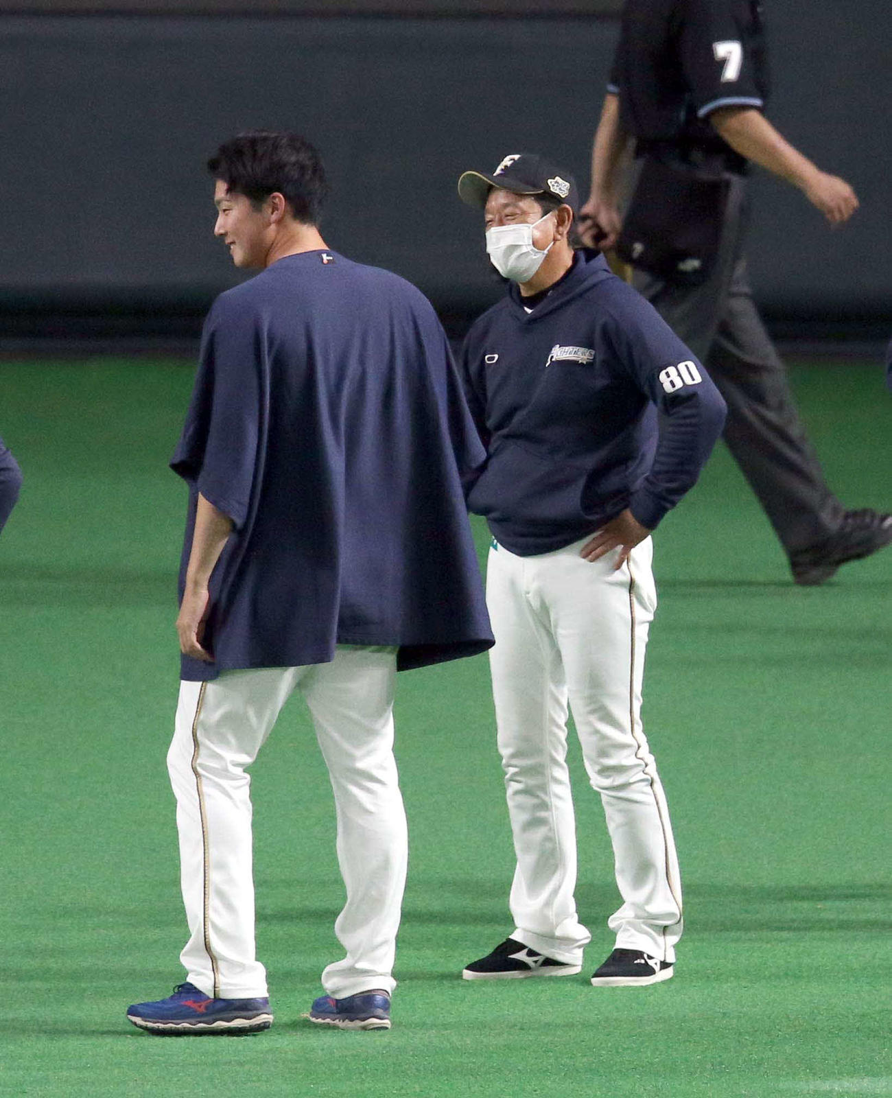 日本ハム対ロッテ　試合終了後、言葉を交わす日本ハム長谷川（左）と栗山監督（撮影・佐藤翔太）