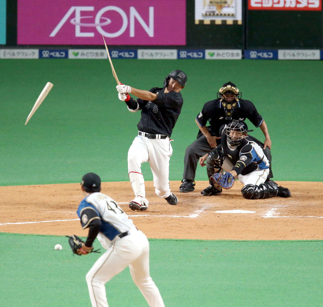 日本ハム対ロッテ　7回表ロッテ無死一塁、安田のバットを折り二併殺打に仕留める日本ハム長谷川（撮影・佐藤翔太）