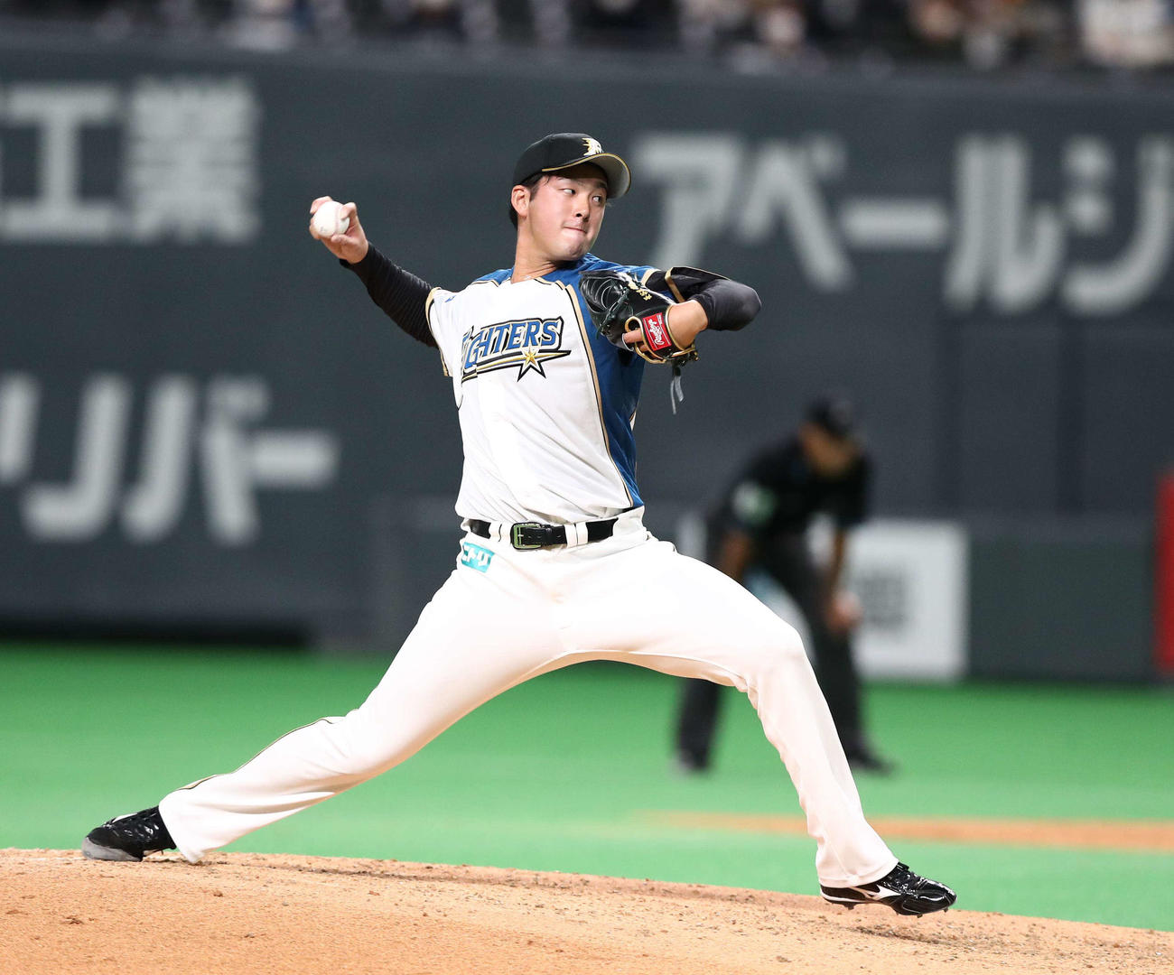 日本ハム対ロッテ　7回に登板の長谷川（撮影・黒川智章）