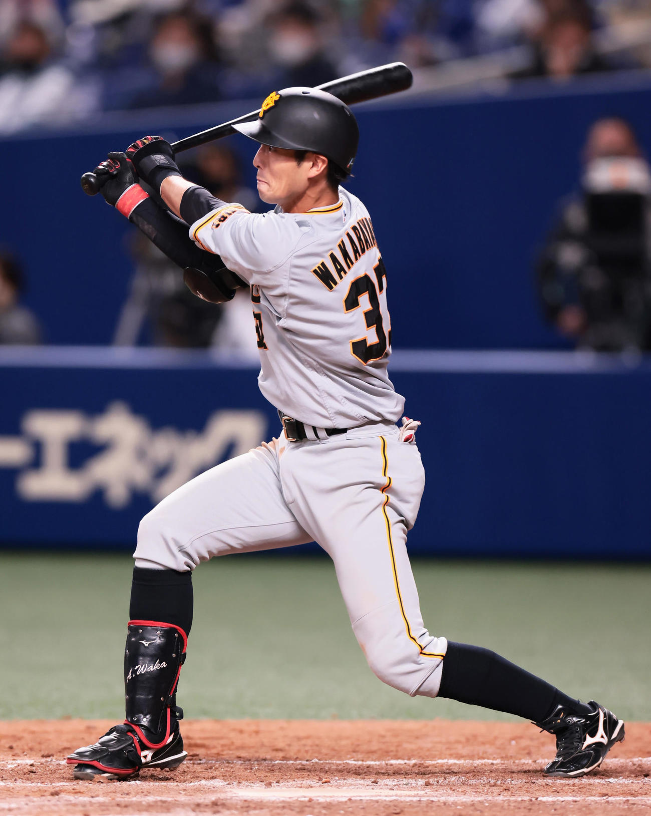 中日対巨人　4回表巨人2死満塁、若林は走者一掃の中越え適時三塁打を放つ（撮影・足立雅史）
