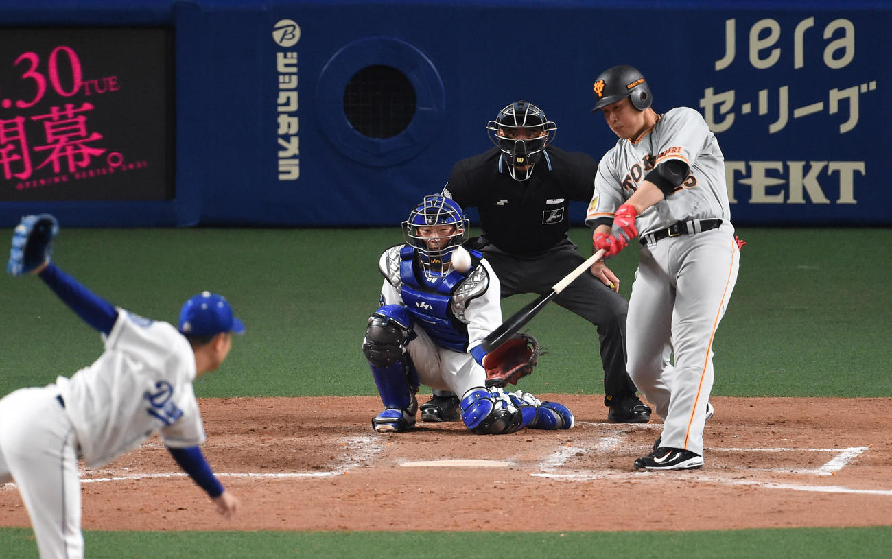 オープン戦・中日対巨人　5回表巨人無死、中越え本塁打を放った岡本和真（撮影・森本幸一）＝2021年3月17日、バンテリンドームナゴヤ