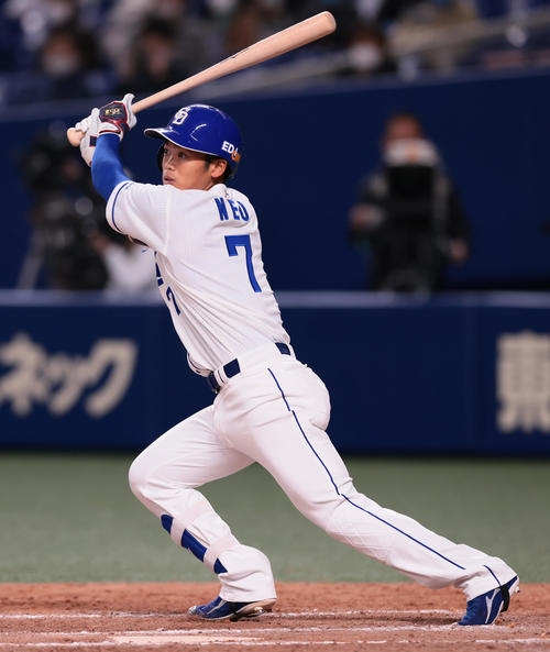 中日対巨人　8回裏中日無死一塁、根尾は左越え二塁打を放つ（撮影・足立雅史）