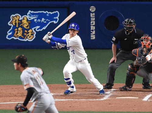 2回裏中日1死二塁、右適時打を放った根尾昂（撮影・森本幸一）