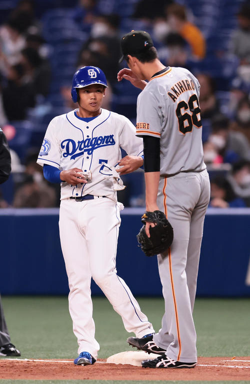 中日対巨人　2回裏中日1死二塁、先制適時打を放った根尾（左）は一塁上で巨人秋広とあいさつを交わす（撮影・足立雅史）