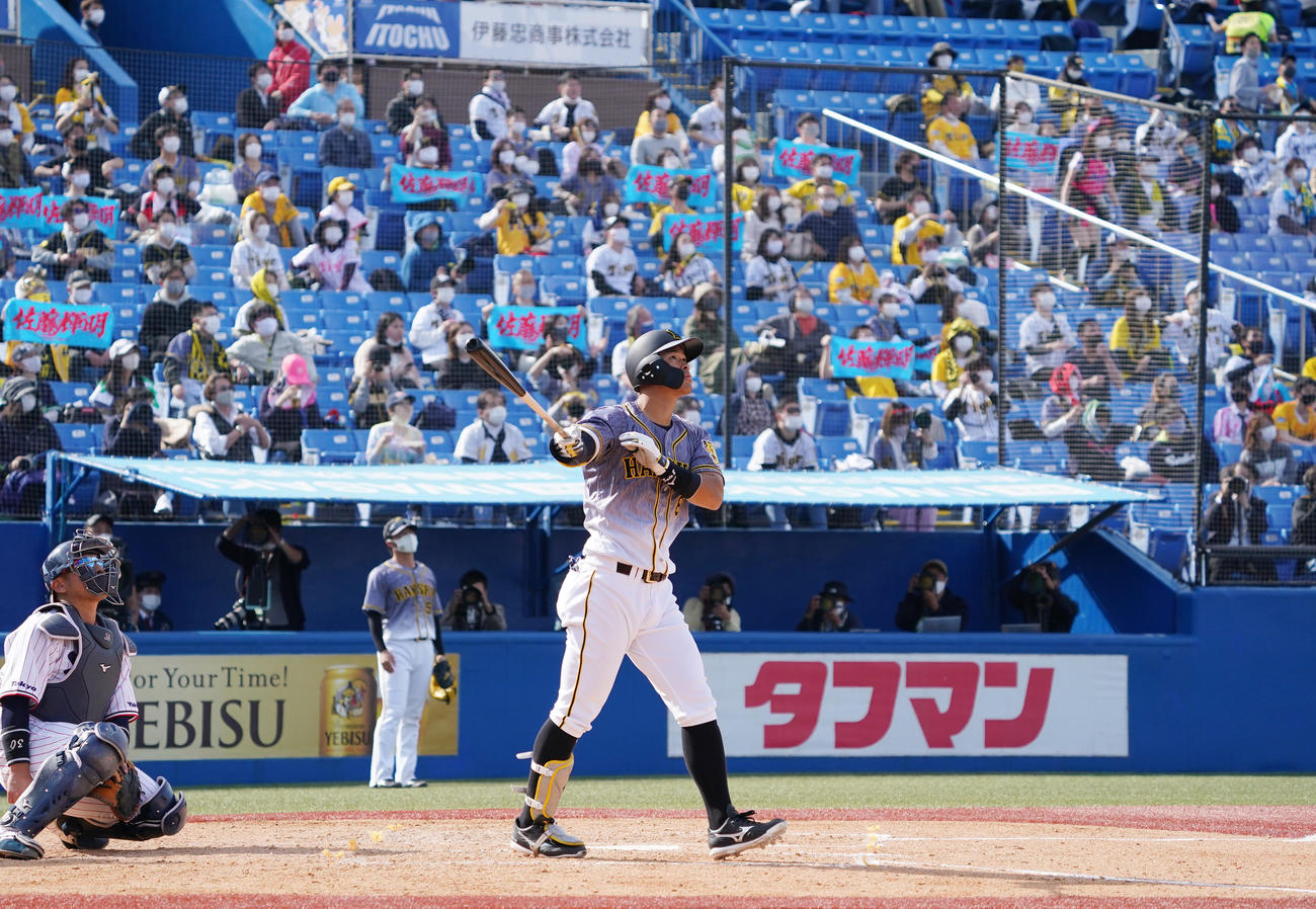 ヤクルト対阪神　4回表阪神2死一塁、右越えに5号2点本塁打を放つ佐藤輝（撮影・菅敏）