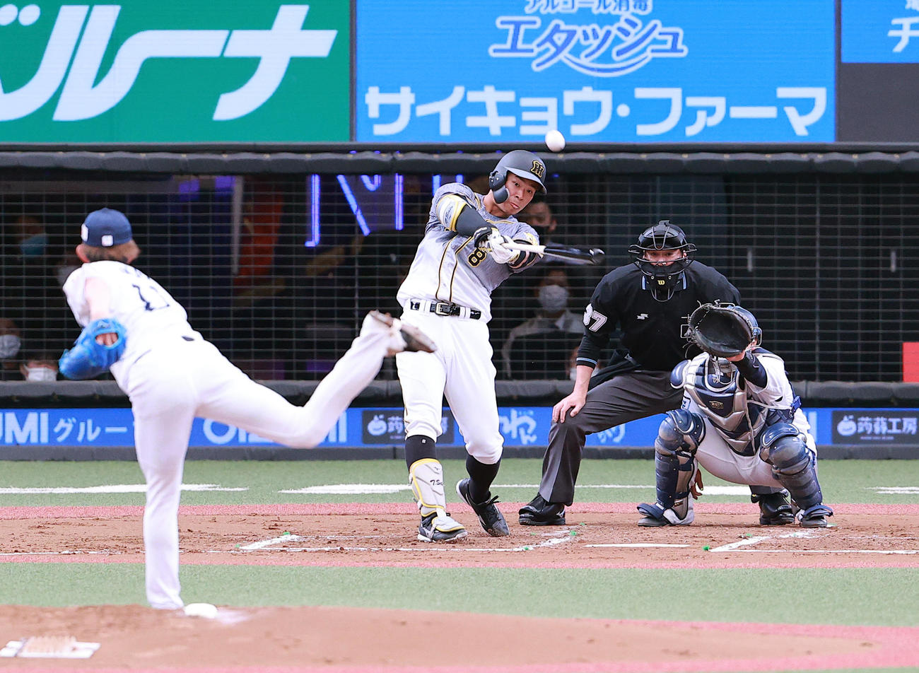 西武対阪神　2回表阪神無死、佐藤輝は右越えソロ本塁打を放つ。投手今井（撮影・浅見桂子）