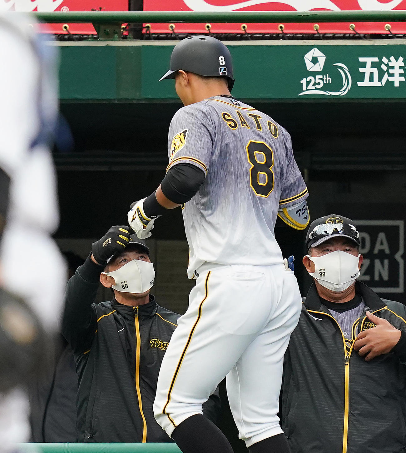 阪神対西武　2回表阪神無死、右越えに6号本塁打を放ち、矢野監督（左）に迎えられる佐藤輝（撮影・菅敏）