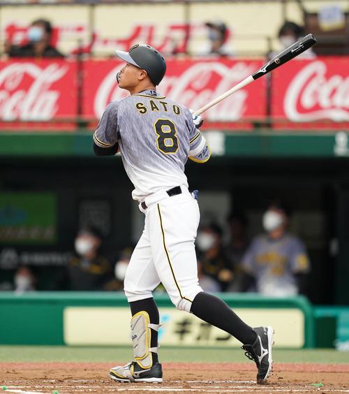 阪神対西武　2回表阪神無死、右越えに6号本塁打を放つ佐藤輝（撮影・菅敏）
