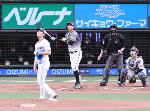 西武対阪神　2回表阪神無死、佐藤輝は右越えソロ本塁打を放つ。投手今井（撮影・浅見桂子）