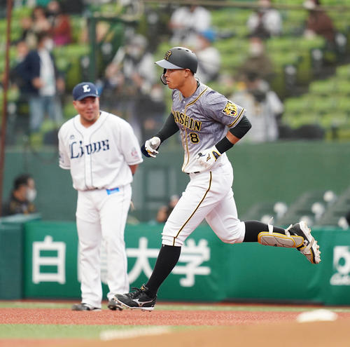 2回表阪神無死、右越えに6号本塁打を放ち、驚く西武山川（左）を横目にダイヤモンドを回る佐藤輝（撮影・菅敏）