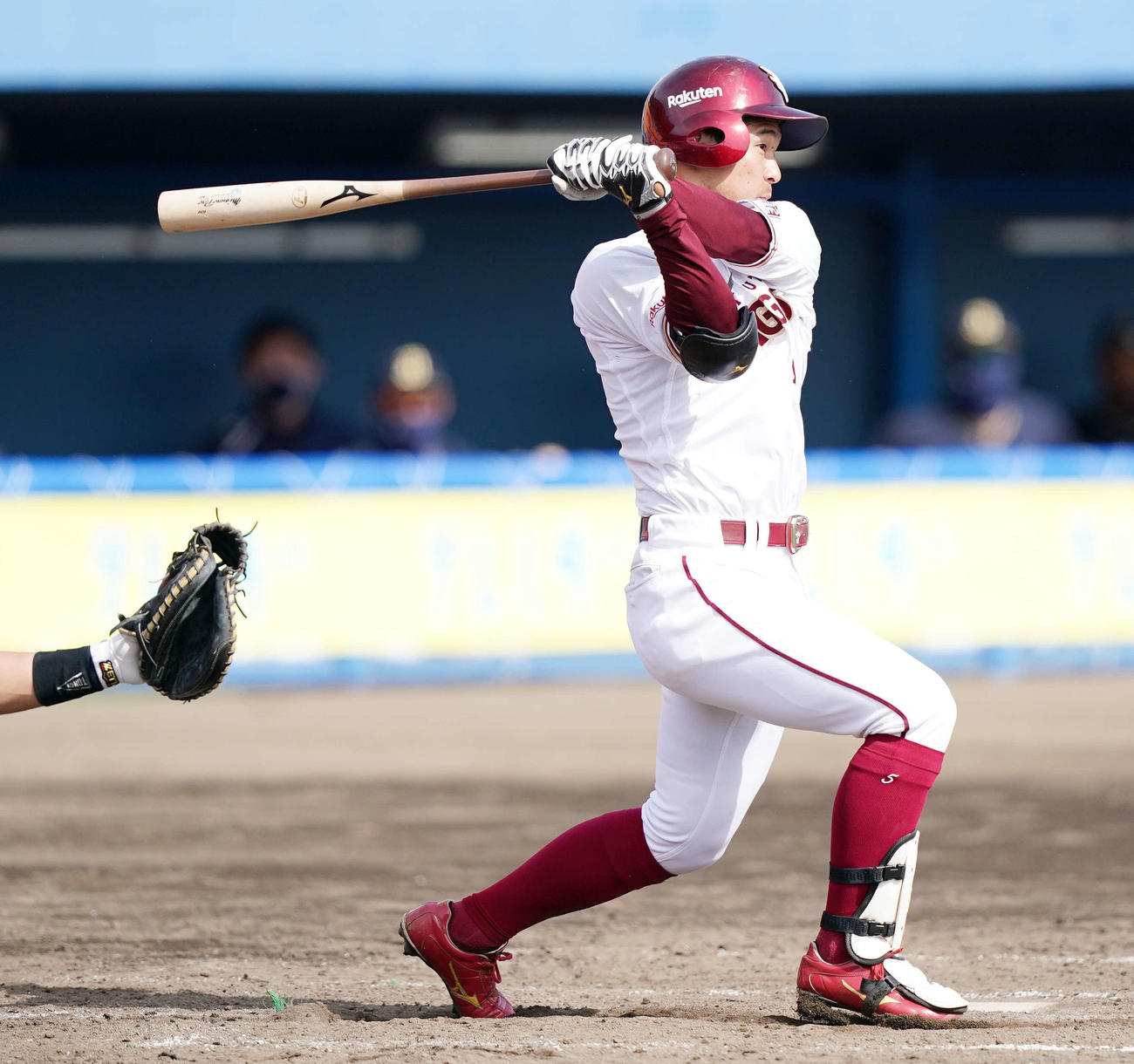 楽天対オリックス　3回裏楽天2死一、三塁、右前適時打を放つ茂木（撮影・江口和貴）