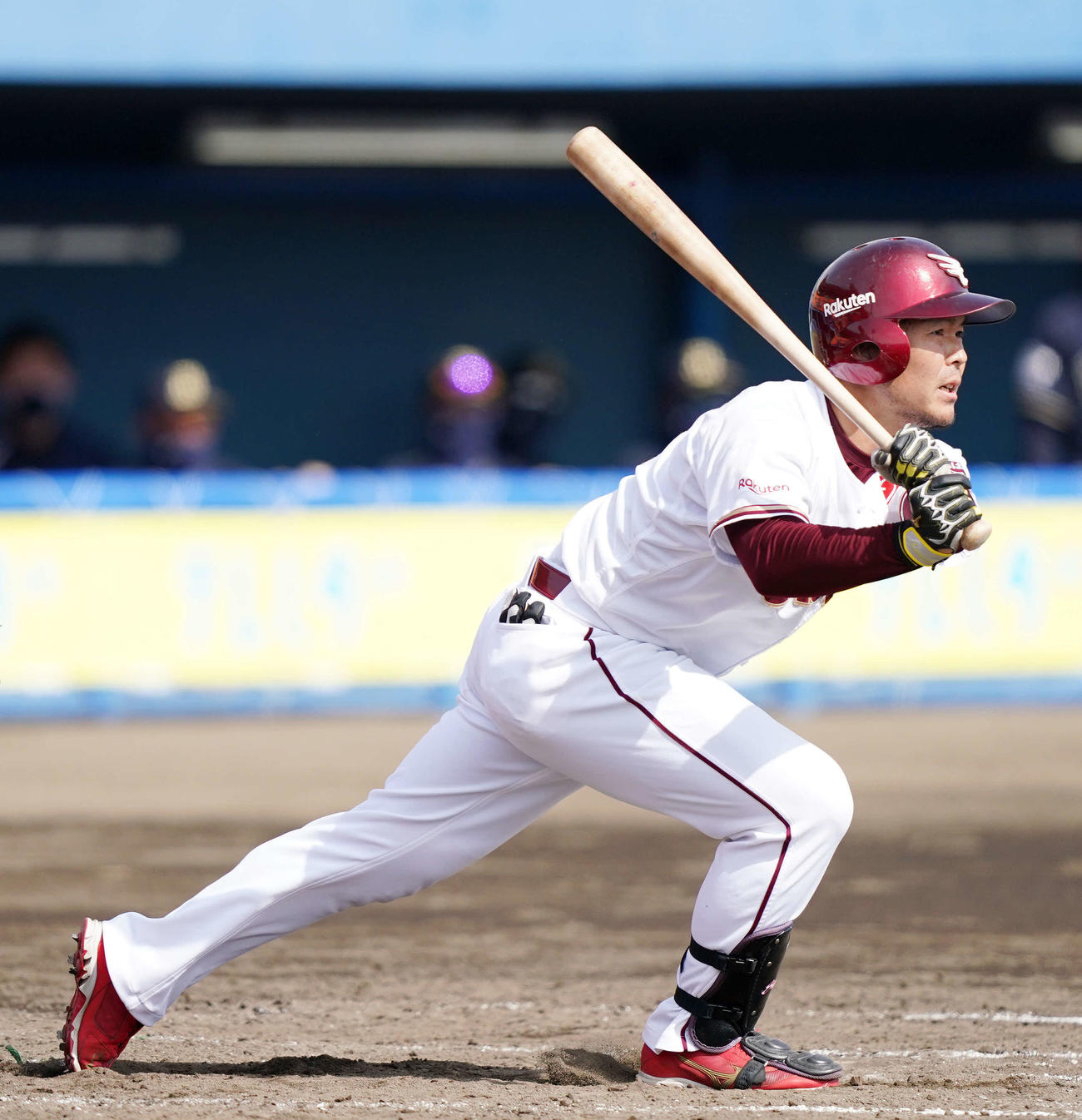 楽天対オリックス　3回裏楽天2死二塁、右前適時打を放つ島内（撮影・江口和貴）
