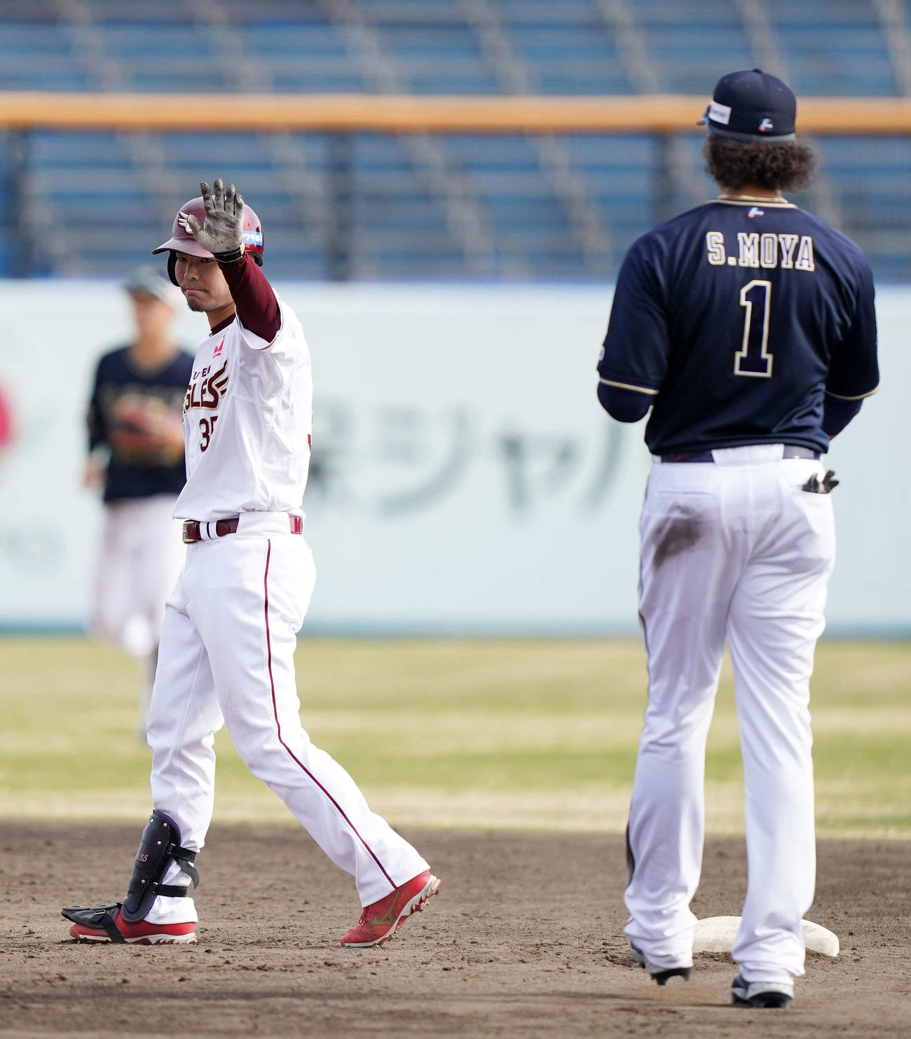 楽天対オリックス　4回裏楽天1死満塁、走者一掃となる3点適時二塁打を放った島内（左）（撮影・江口和貴）