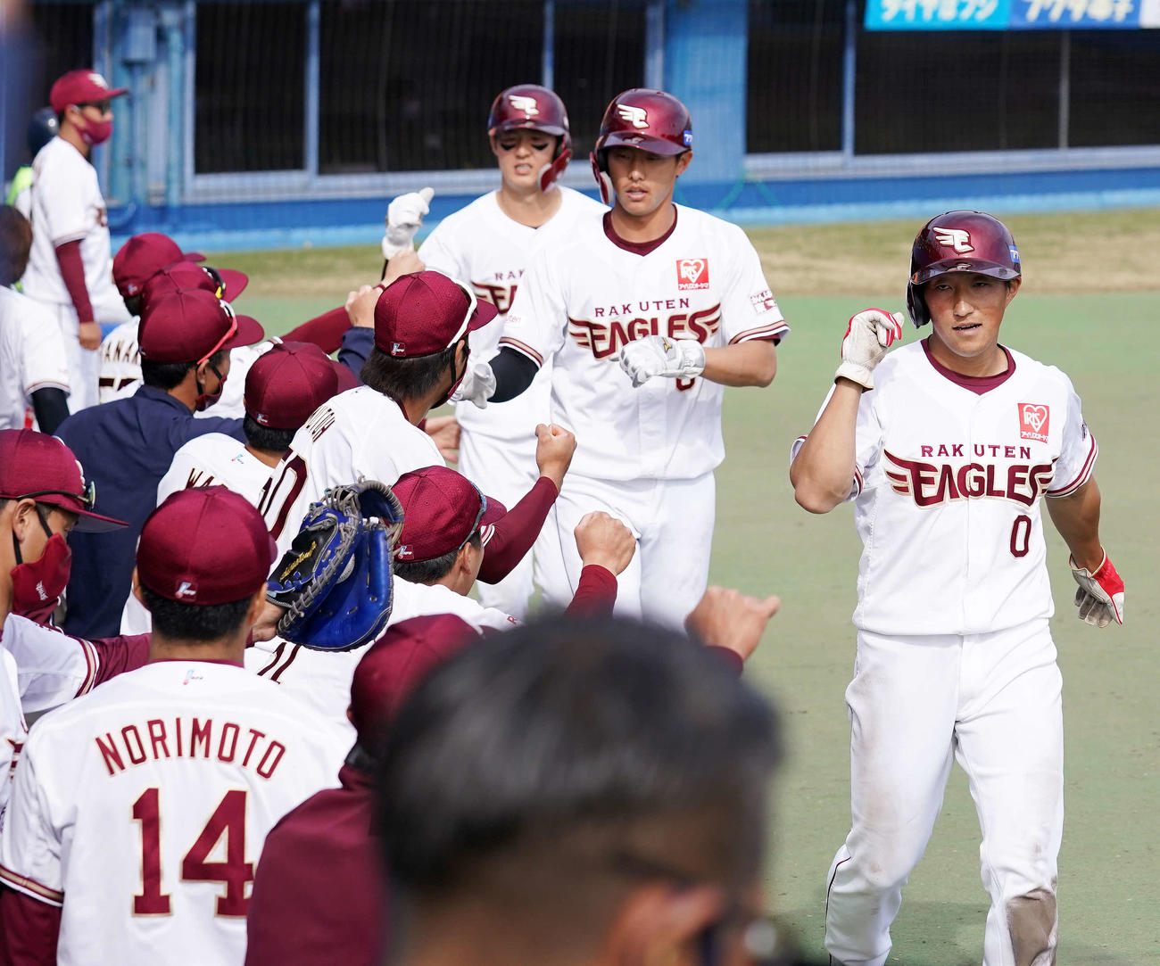 楽天対オリックス　4回裏楽天1死満塁、島内の3点適時二塁打で生還しナインとタッチをかわす小深田（右端）ら（撮影・江口和貴）