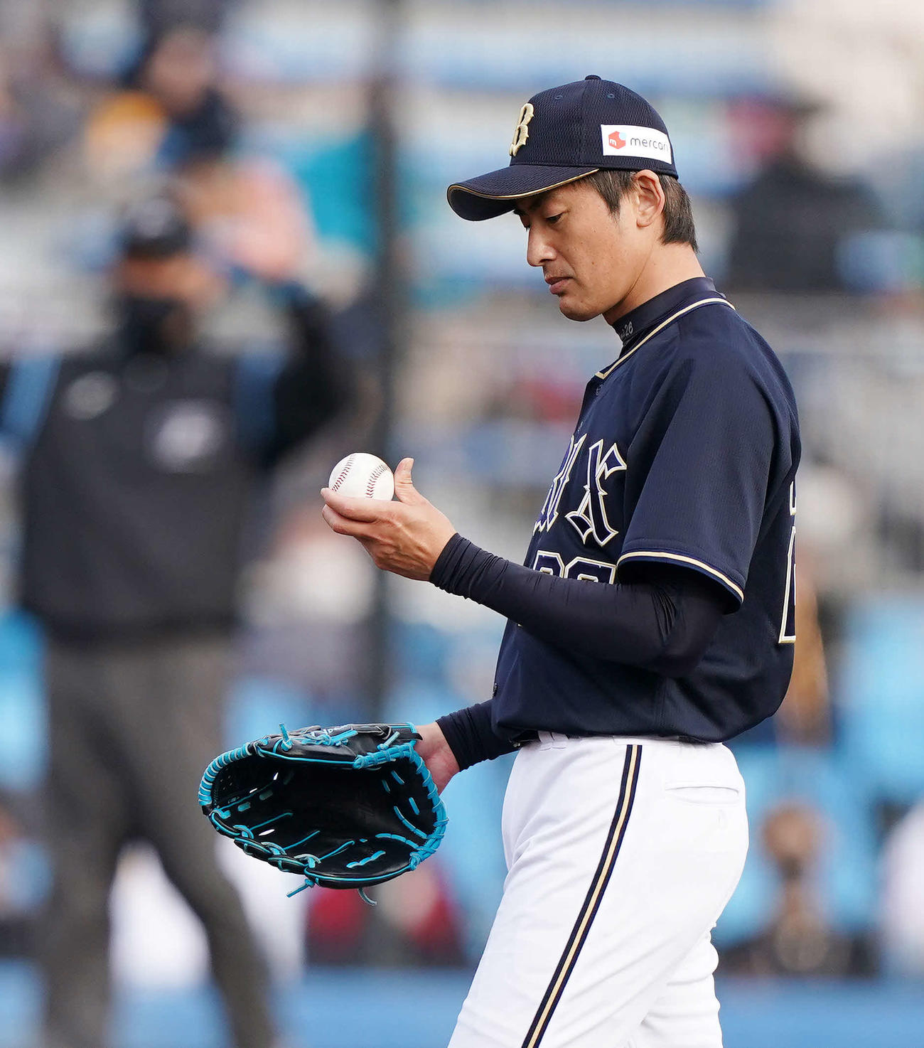 楽天対オリックス　8回裏楽天2死二、三塁、渡辺佳に適時内野安打を許しボールを見つめる能見（撮影・江口和貴）