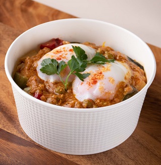 「G CAFE」で販売される「Wクラウン・岡本和真のW温玉キーマカレー」（球団提供）
