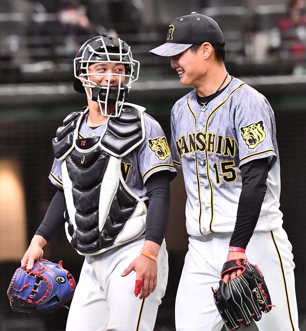 8回、坂本誠志郎（左）と話ながらベンチに引き揚げる西純矢（撮影・上田博志）