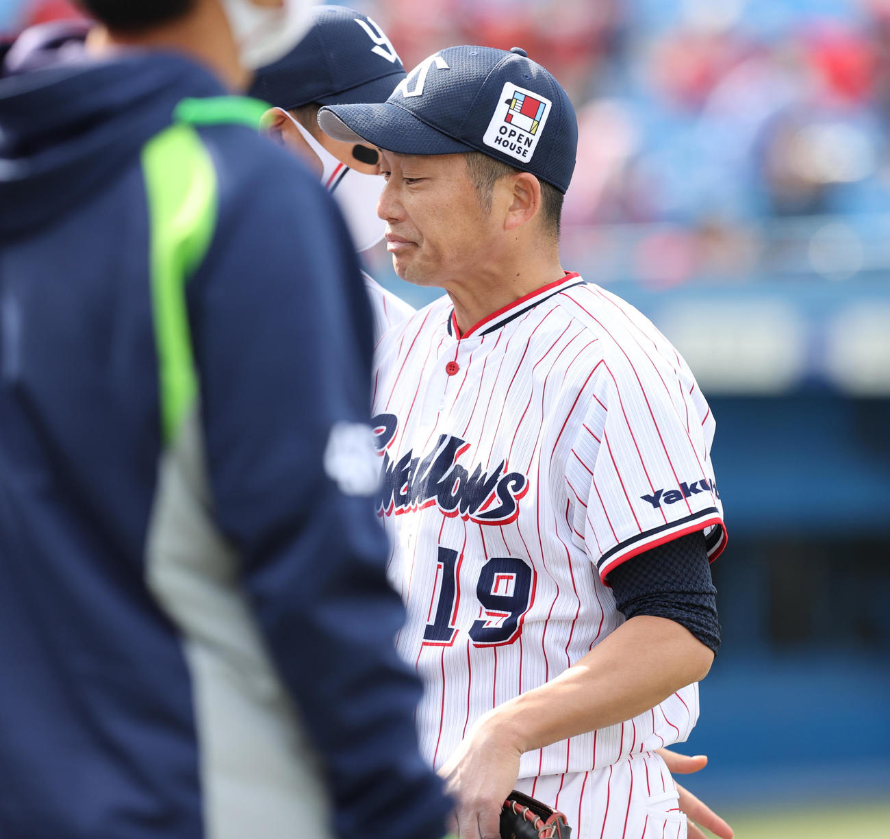 ヤクルト対広島　3回9失点で登板を終えベンチに戻るヤクルト先発の石川（撮影・野上伸悟）