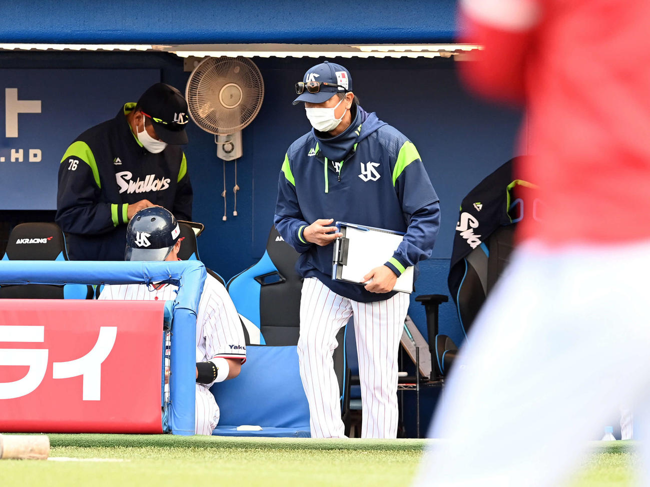 ヤクルト対広島　広島に11－0で敗れたヤクルト高津監督（撮影・たえ見朱実）