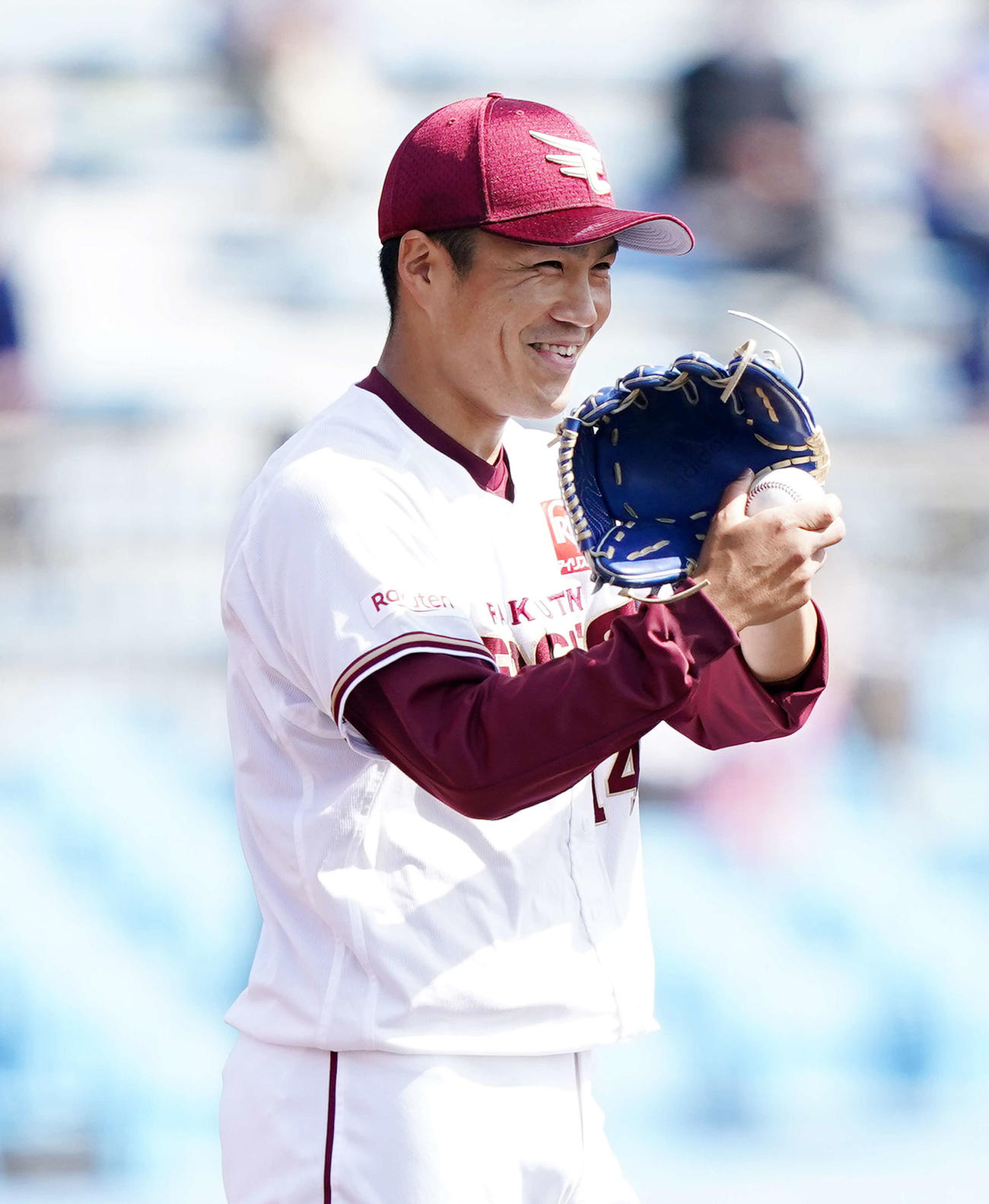 楽天対オリックス　2回表オリックス無死、頓宮の打球をグラブではじくも投ゴロとし笑顔を見せる則本昂（撮影・江口和貴）