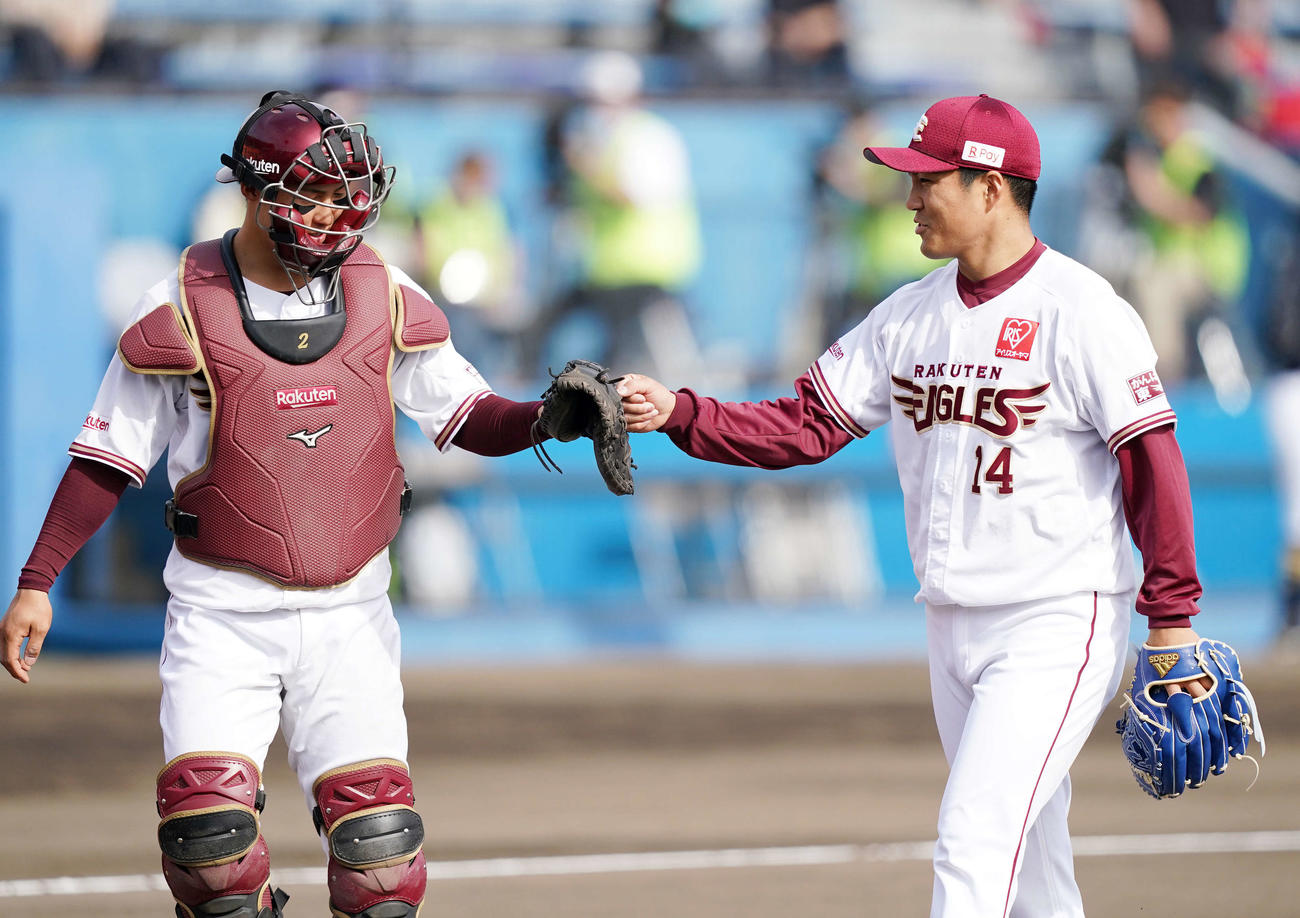 楽天対オリックス　5回表終了後、楽天捕手太田（左）とタッチをかわす則本昂（撮影・江口和貴）