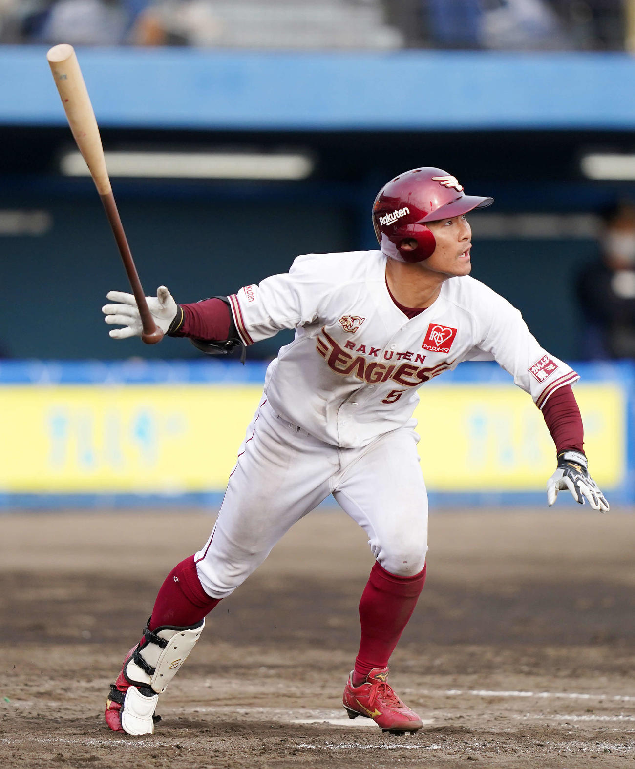 楽天対オリックス　8回裏楽天2死一、三塁、右中間に3点本塁打を放つ茂木（撮影・江口和貴）
