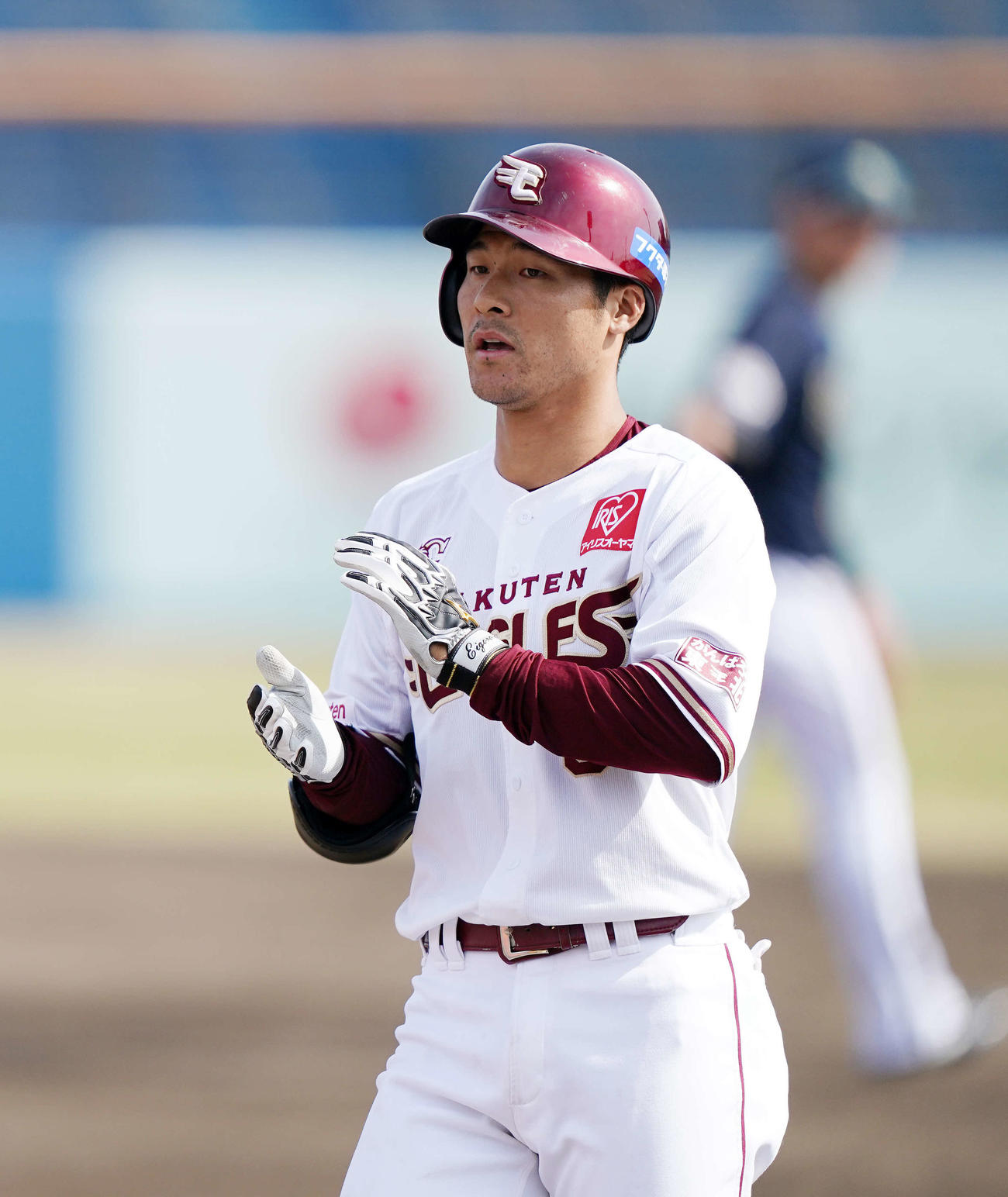 楽天対オリックス　3回裏楽天2死一、三塁、右前適時打を放ち拍手する茂木（撮影・江口和貴）