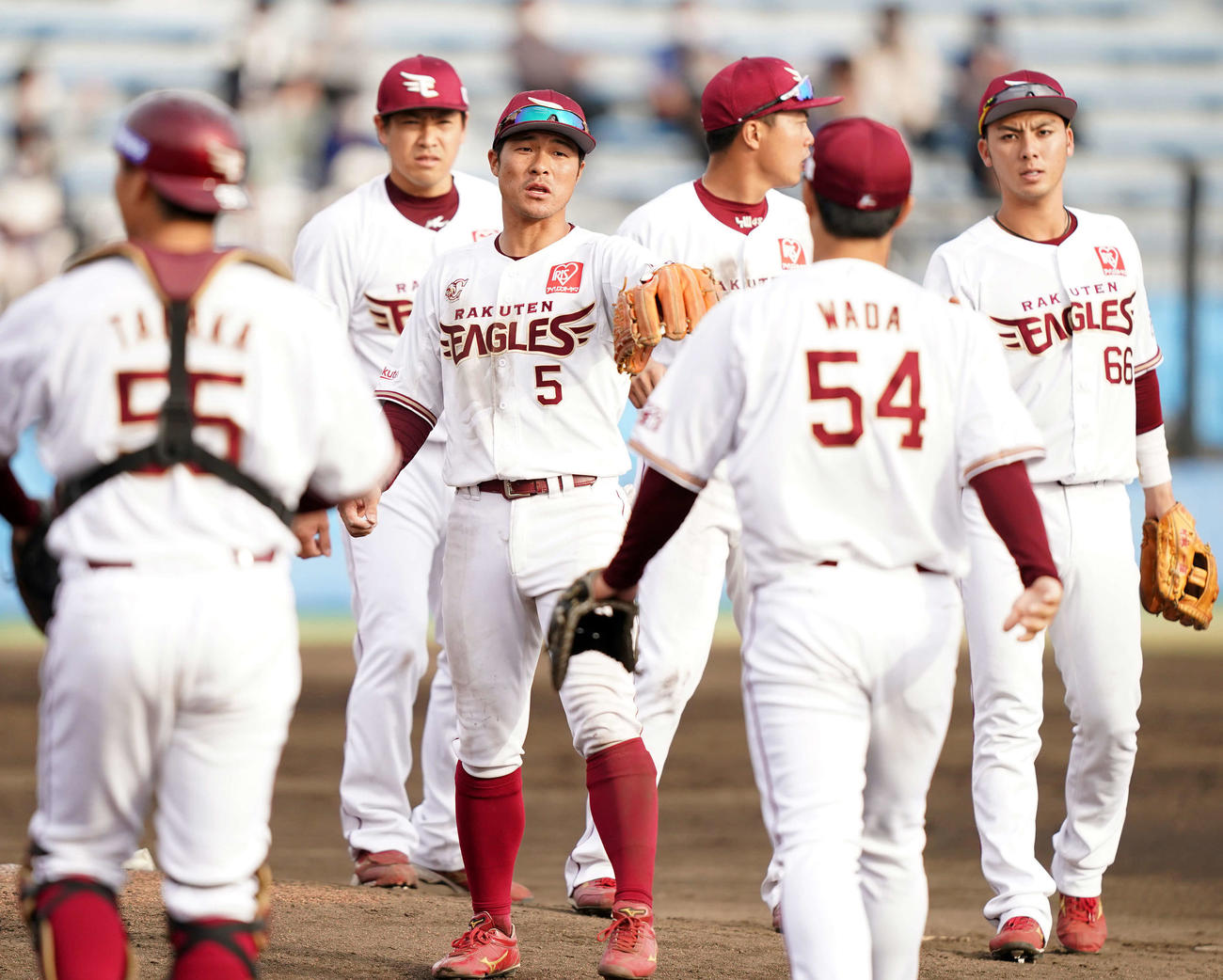 楽天対オリックス　オリックスに勝利し楽天ナインとタッチをかわす茂木（中央）（撮影・江口和貴）